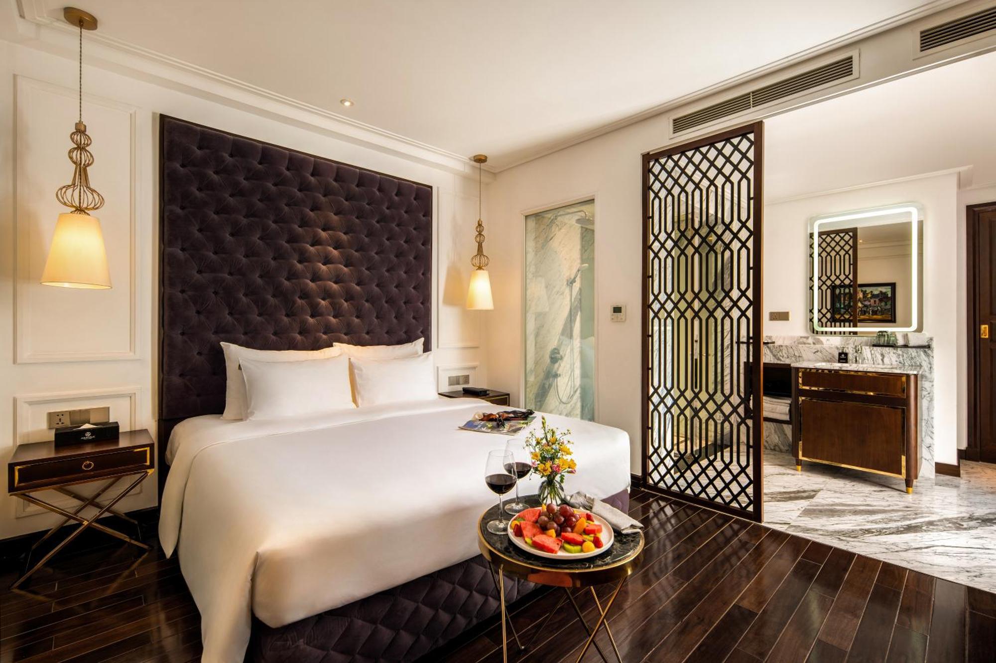 Anatole Hotel 5*